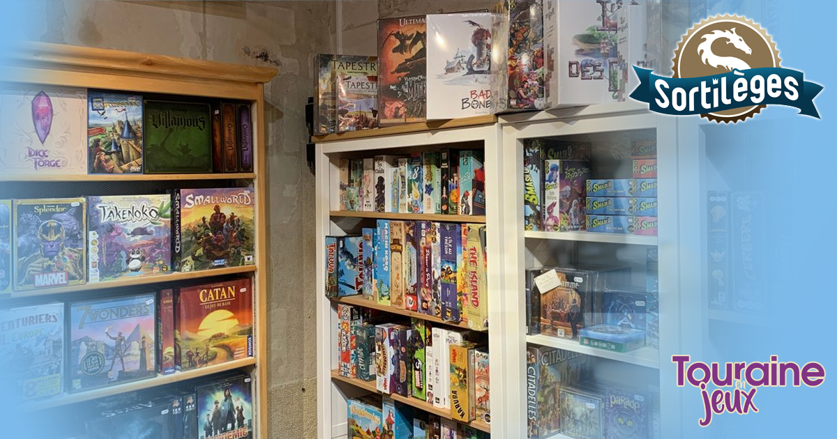 Boutique de jeux Sortilèges avec contour bleu transparent, et les logos de sortilèges et de Touraine en jeux